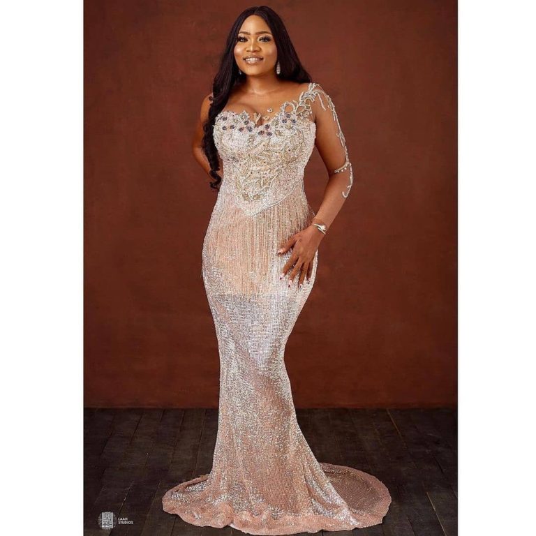 Take a Look at Nice and Decent Styles for Your Aso-Ebi Fabric | Zaineey ...