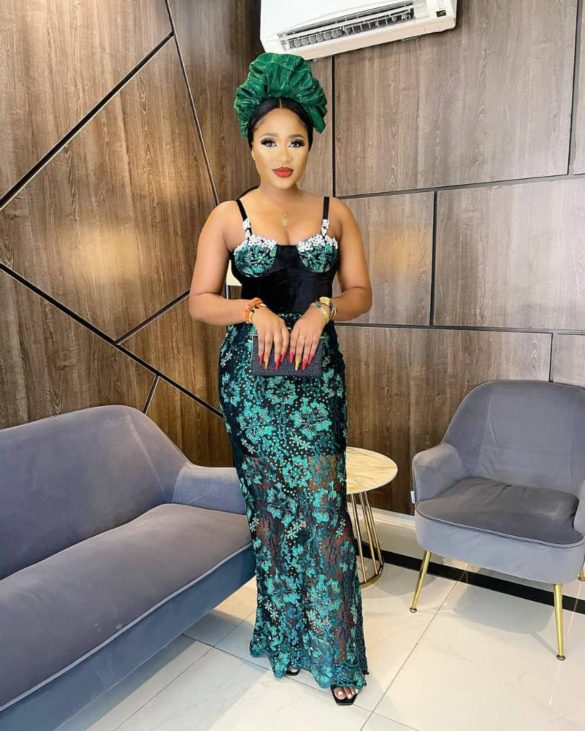 Ladies, see beautiful and astonishing Aso-Ebi styles that you can wear ...