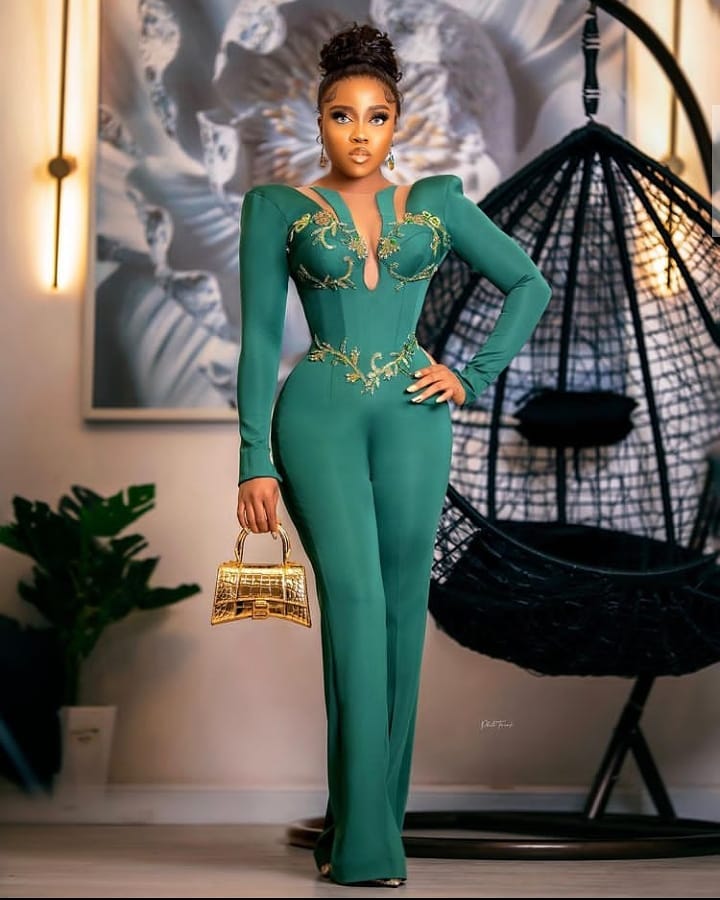2023 Outfit Ideas And Style Tips For Wearing A Jumpsuit | Zaineey's Blog